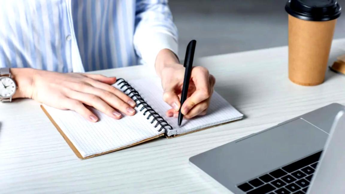 Profesional preparando presentación financiera en ambiente de trabajo colaborativo