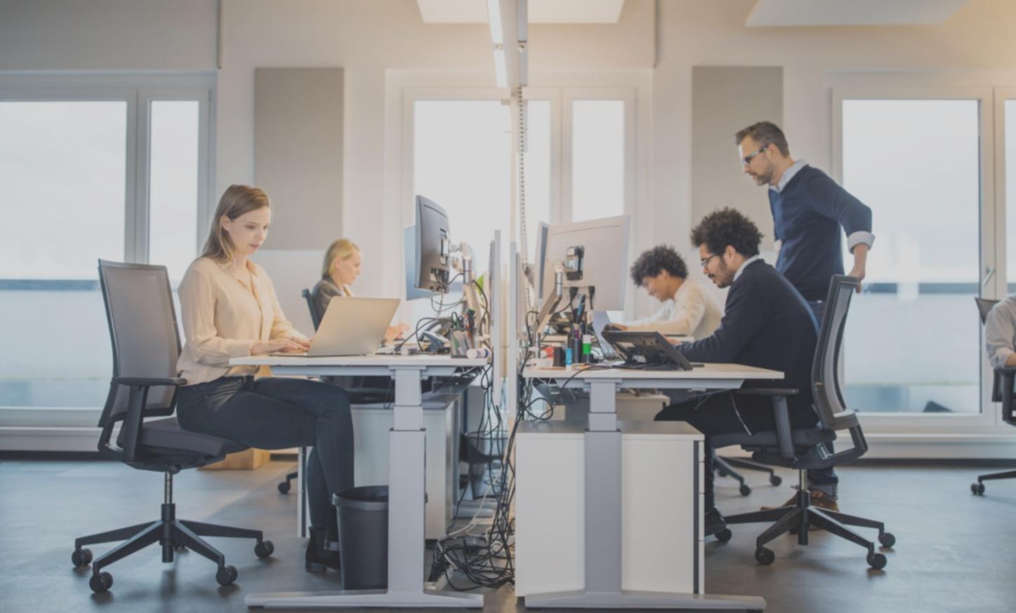 Profesional de finanzas revisando documentos de análisis y preparando presentación de resultados en entorno corporativo