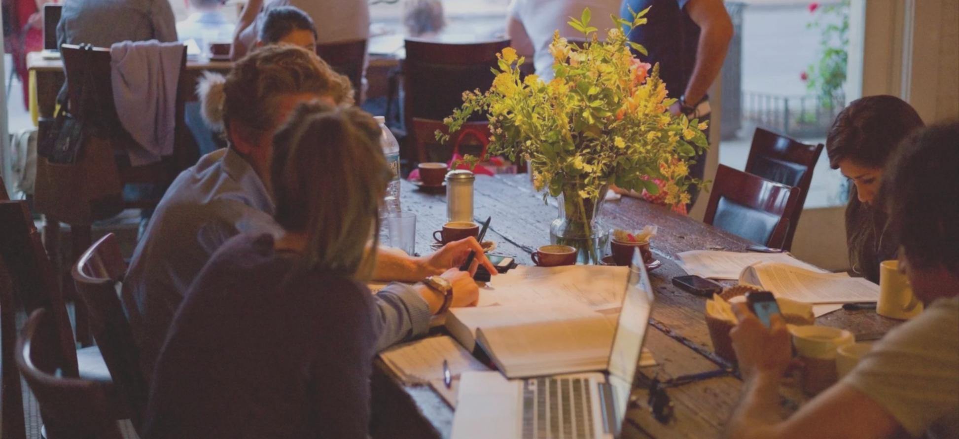 Profesionales financieros aplicando técnicas comunicativas aprendidas