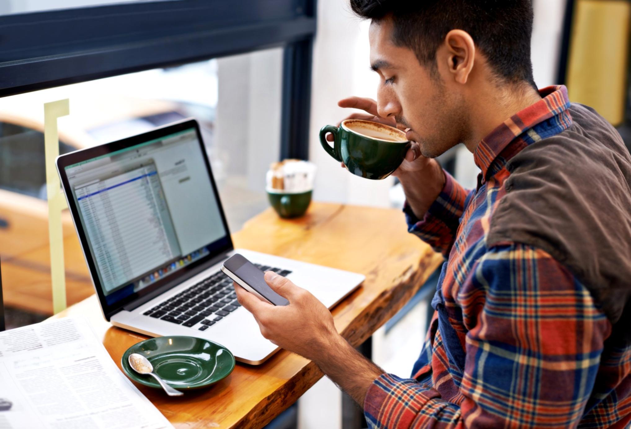 Profesionales trabajando en análisis financiero y comunicación de datos económicos en entorno colaborativo