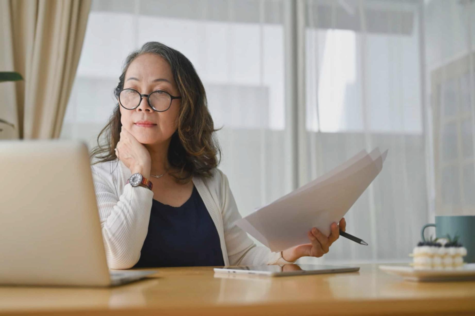 Equipo financiero desarrollando estrategias de comunicación efectiva