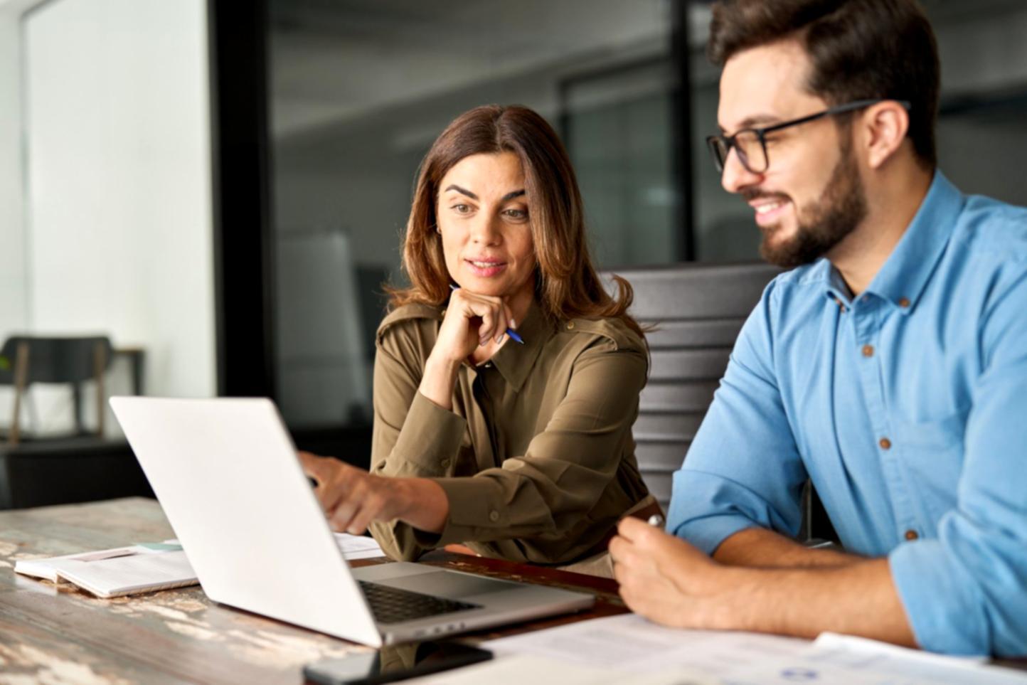 Profesionales financieros en sesión de formación comunicativa