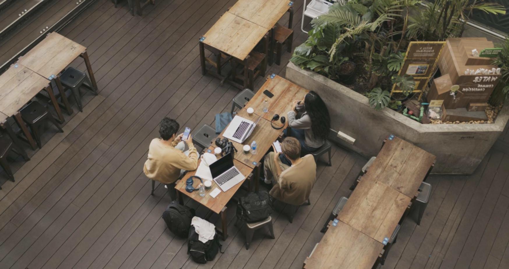 Profesionales financieros en sesión de comunicación estratégica